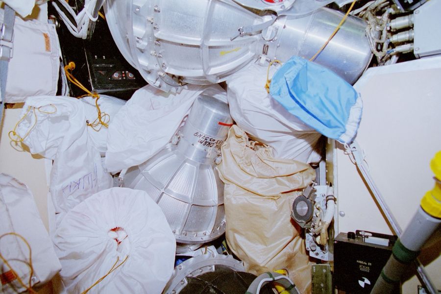 Bolsas blancas y equipos amontonados dentro de un módulo