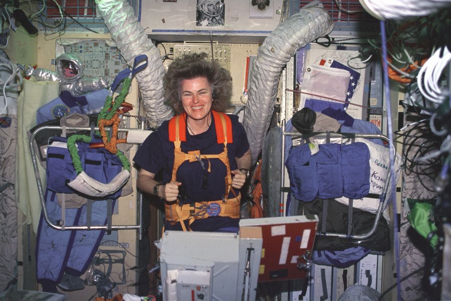 Una astronauta corre en la cinta del módulo base, sujeta con arneses