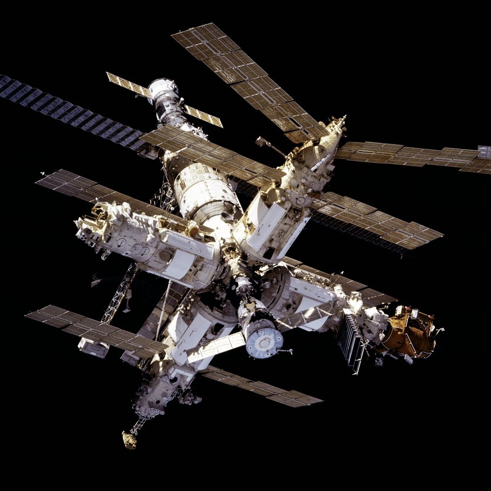 La estación entera: Priroda, Spektr, Kvant-2 y Kristall alrededor del núcleo, más una Progress y una Soyuz atracadas