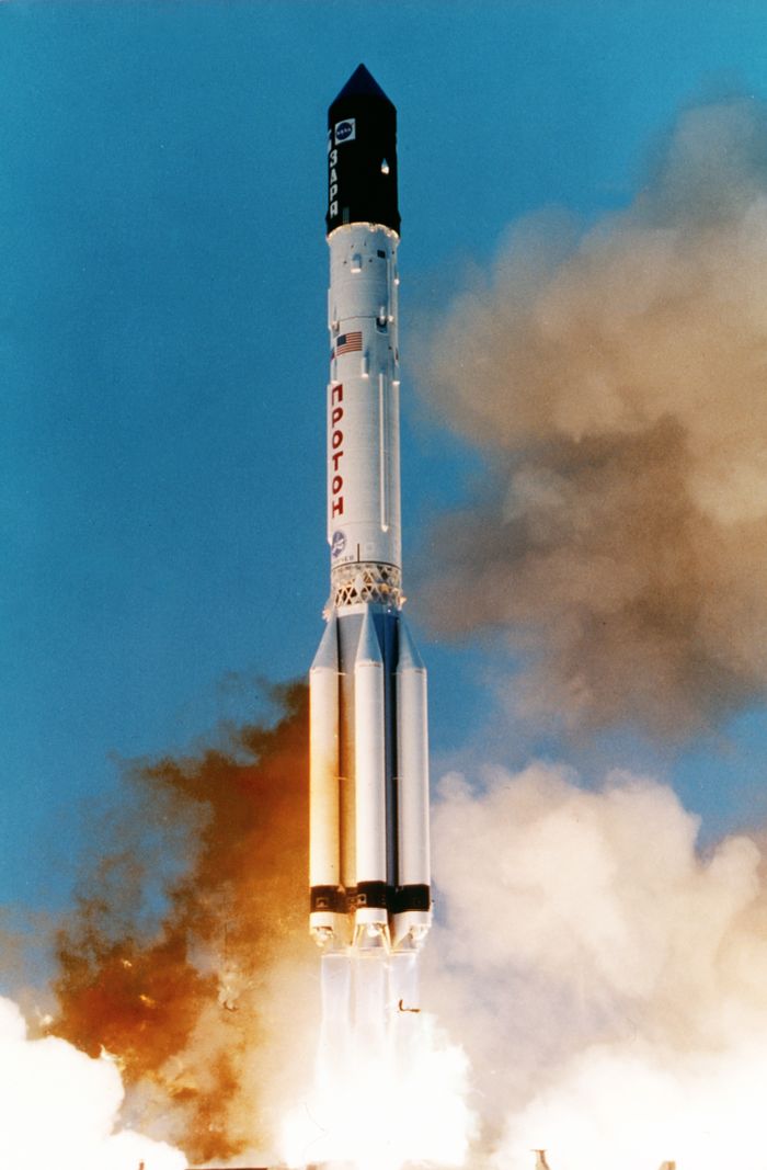 Un Proton-K despega entre humo anaranjado