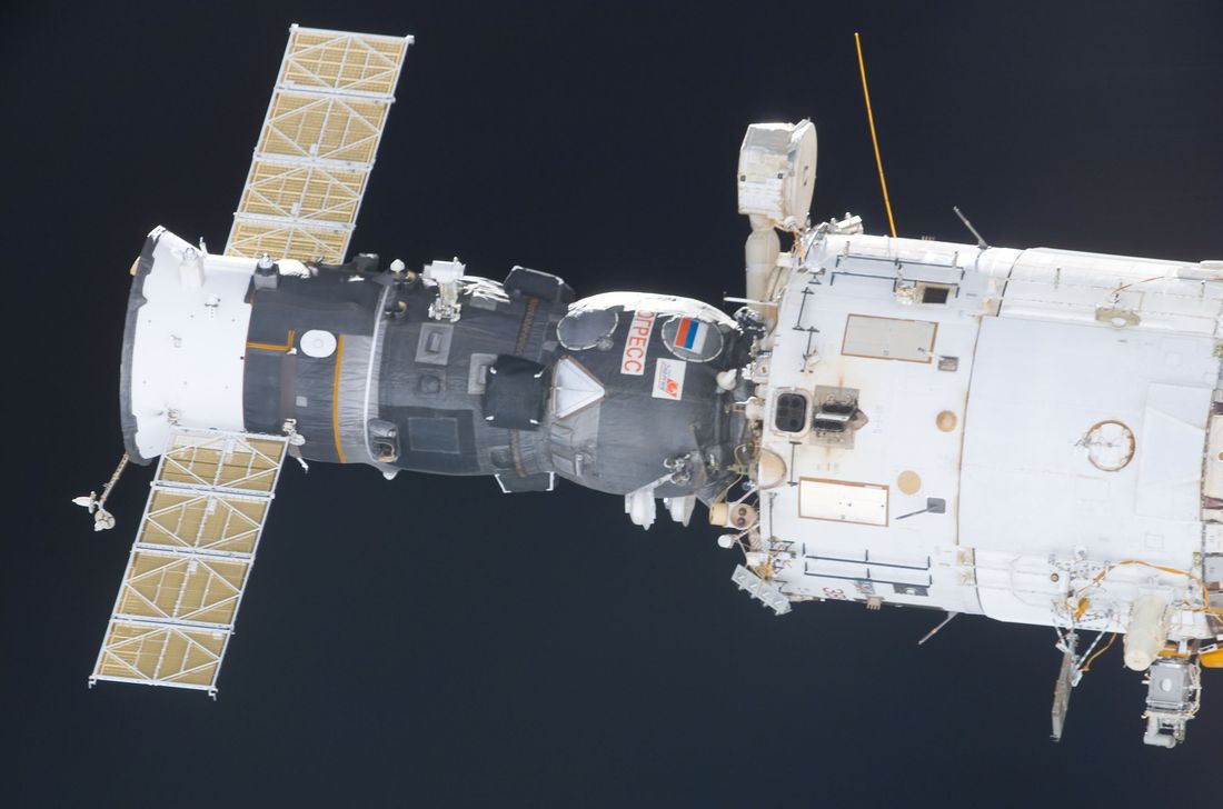 Zvezda en la Estación Espacial Internacional, con un Progress atracado